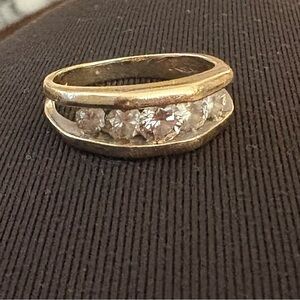 Elegant Men’s 14k Gold Ring with 5 Diamonds